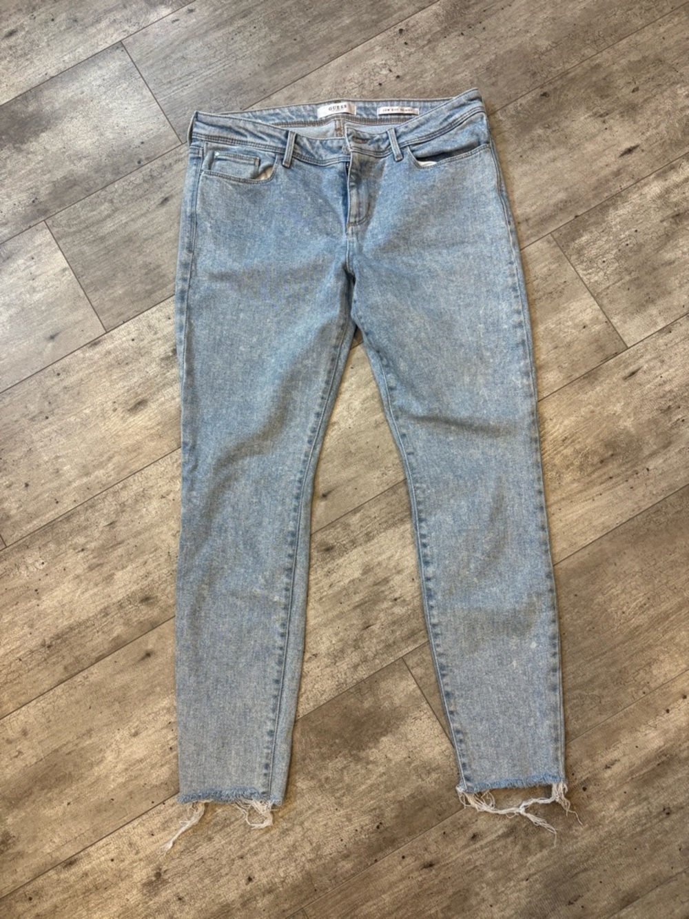 GUESS Women's light wash acid wash low rise skinny jeans.